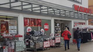 Die Woolworth-Filiale am Eingang der Viernheimer Fußgängerzone bleibt erhalten und soll modernisiert werden.