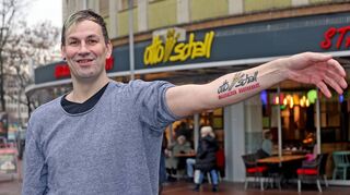 Vor der Filiale von Otto Schall an der Ecke Ludwigstraße/Kaiser-Wilhelm-Straße in der Ludwigshafener Innenstadt zeigt Peter Hirschberger-Nickel sein Tattoo.