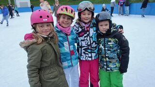 Lea (v.l.), Marlene, Lena und Alex aus Viernheim sind begeistert vom Schlittschuhlaufen auf der Heddesheimer Kunsteisbahn.