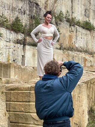 Action bei Minusgraden: Isabel Lukas beim Shooting im Steinbruch.