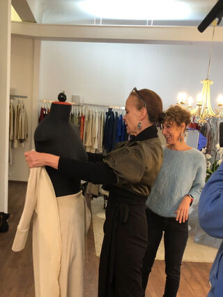 Regine Maier bei der Anprobe an der Büste, Annette Mueck (r.) beäugt alles.