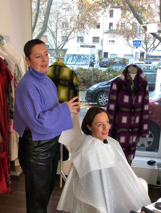 Vor dem Shooting: Visagistin Kerstin Schmeing stylt Isabel Lukas.
