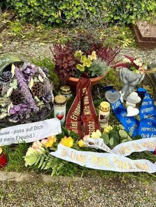 Familie und Freunde erinnern mit Blumen und Kerzen an den Getöteten.