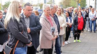 Maja und Kurt Sprengart (vorne l.) bei einer Schweigeminute am zweiten Tatort in der Oggersheimer Comeniusstraße. 500 Meter entfernt kam ihr Sohn Jonas ums Leben.