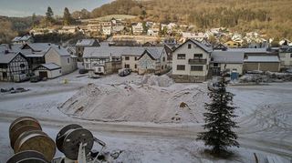 Ein Weihnachtsbaum steht auf einer Baustelle in der von der Hochwasserkatastrophe stark betroffenen Ortschaft Schuld.