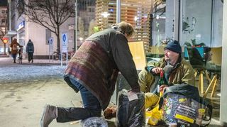 Der Mediziner Gerhard Trabert bei einem Obdachlosen in Mainz.