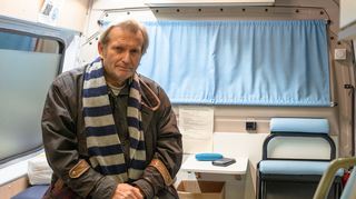 Der 66-jähriger Gerhard Trabert in seinem durch Spenden finanzierten Arztmobil.