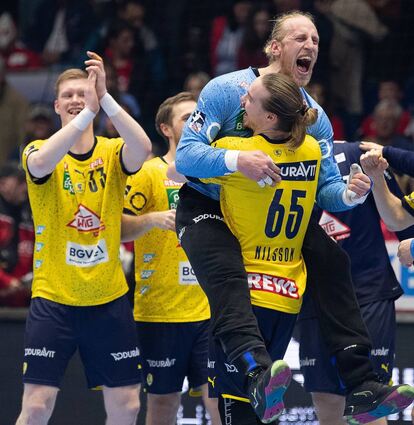 Auch Löwen-Keeper Mikael Appelgren (blaues Trikot) durfte sich in Kassel feiern lassen.