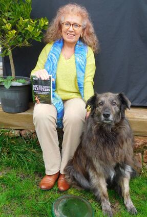 Iris Welling mit ihrem neuen Buch und Hündin Leyla.