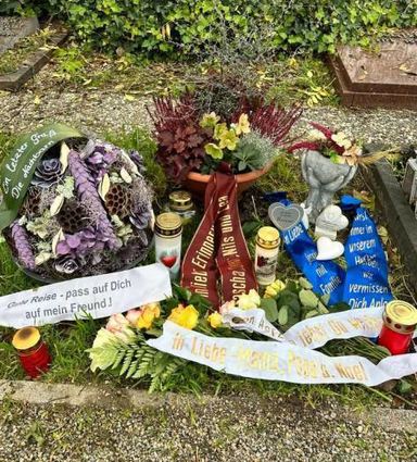 Familie und Freunde erinnern mit Blumen und Kerzen an den Getöteten.