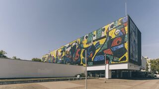 Blick auf das Ludwigshafener Wilhelm-Hack-Museum mit seiner charakteristischen Wand des spanischen Künstlers Joan Miró.