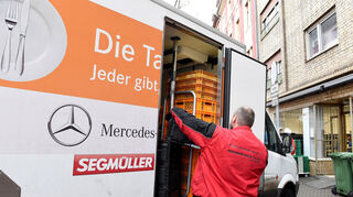 Anlieferung in der Alphornstraße: Die Tafel freut sich vor allem über Grundnahrungsmittel, die haltbar sind - etwa Mehl, Nudeln und Zucker.