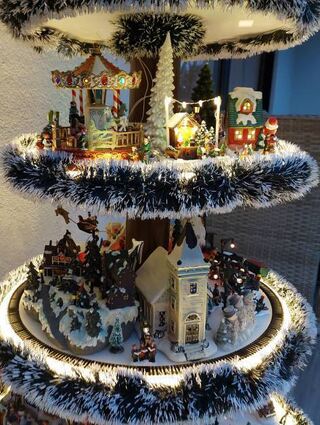 Eine festlich geschmückte Etagere ersetzt den Christbaum im Wohnbereich.