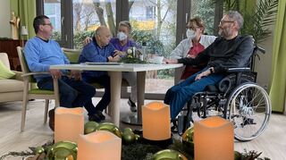 Intensives Miteinander im Hospiz: Peter Schwarz (v.r.), Silvana Casabona und Marina Brundo verbringen die Feiertage mit Besuchern und Mitbewohnern.
