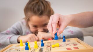 Kinder lernen bei Gesellschaftsspielen mit Frustration umzugehen.