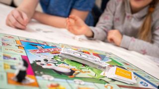 Bei Monopoly Junior lernen Kinder ganz spielerisch den Umgang mit Geld und Zahlen.