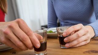 Bei gleicher konsumierter Alkoholmenge ist die Alkoholkonzentration im Blut von Frauen höher als die von Männern.