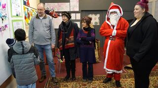 Im Gespräch mit den kleinen Künstlern: Michael Scheuermann (v.l.), Anna Barbara Dell, Lisa Mazetti, Kristijan Nuculovic als Nikolaus und Laura Malek.