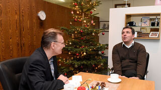 Lockere Stimmung am Ende eines schwierigen Jahres: der neue Schriesheimer Bürgermeister Christoph Oeldorf in seinem Dienstzimmer beim Gespräch mit „MM“-Redakteur Konstantin Groß.