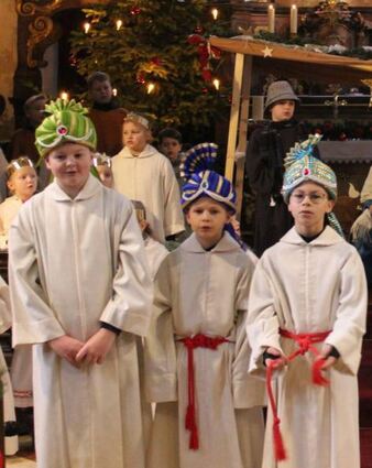 Junge Darsteller zeigen in St. Michael ein Krippenspiel.
