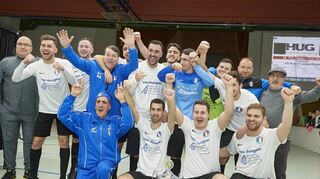 Jubelpose: Der letzte Turniersieger beim TVL-Hallencup in der Lampertheimer Jahnhalle war 2020 die AS Azzurri Lampertheim, die sich im Finale gegen den TV Lampertheim durchsetzte.