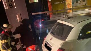 Die Bergung des Wagens dauerte bis tief in die Nacht.