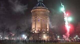 Feuerwerk und viele Menschen: So sah das ausgelassene Feiern zum Jahreswechsel 2018/2019 vor der Pandemie rund um den Wasserturm aus.