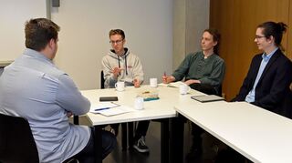 Die Studierendenvertreter
Marco Haupt (2.v.r.), Gustav Schneider und Hauke Platte (r.) im Gespräch mit „MM“-Redakteur Sebastian Koch (l.).