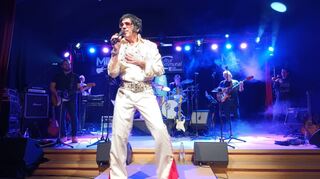 Helmut Wehe sorgt als Elvis-Double für prächtige Stimmung im Schwanensaal.