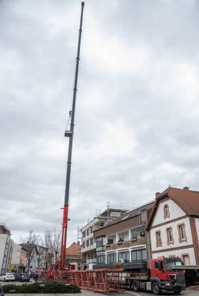 Vollsperrung in der Mainstraße: Der Baukran bei der Arbeit.