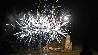 Welche Regeln gelten in der Region für das Silvesterfeuerwerk? Das Foto zeigt die Strahlenburg in Schriesheim während des Mathaisemarkts.