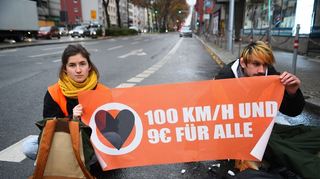 Aktivistinnen und Aktivisten der "Letzten Generation" hielten Plakate mit Forderungen hoch.