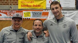 SRC-Sportvorstand Sascha Niebler (v.l.), Trainer Michael Böh und Ringer Sebastian Schmidt sind zufrieden mit dem Ergebnis.