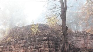 Vom Nebel eingehüllt: der Stumpf des Bergfrieds (links) und ein Teil der Schildmauer.