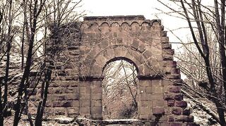 1880 wurde das Portal der Burg wiederaufgebaut. Es lag zerbrochen im Graben davor.