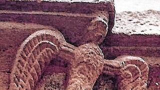 Symbolisiert die Vogeldarstellung am Tor den Reichsadler oder den Adler der Grafen von Leiningen?