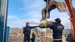 Mitarbeiter des Kampfmittelbeseitigungsdienstes packen die entschärfte erste Bombe ein, die auf einer Baustelle in der Bahnstadt gefunden wurde. Aktuell läuft die Suche nach weiteren gefährlichen Hinterlassenschaften.