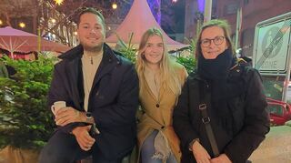 Freuen sich auf eine große Silvesterfeier mit der Familie und Freunden: Albert, Eva und ihre Mutter Sabine.