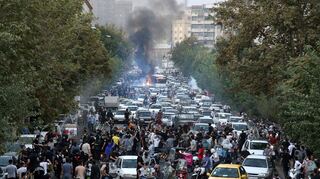 Demonstranten skandieren während eines Protestes in der Innenstadt von Teheran Parolen gegen den Tod der 22-jährigen Iranerin Jina Mahsa Amini.