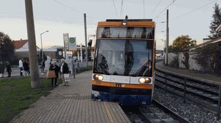 Anfang Oktober entgleiste im Haltestellenbereich im Ludwigshafener Stadtteil Rheingönheim eine Bahn wegen Steinen auf den Gleisen.
