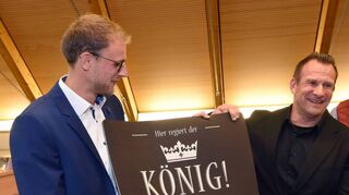 Bürgermeister Achim Weitz (r.) gratuliert seinem neuen Kollegen Florian König am 27. November 2022.