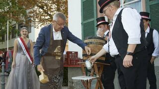 Lampertheim, Innenstadt, Kerwe, der Fassanstich von Buergermeister Gottfried Stoermer wird eine etwas feuchtere Angelegenheit, re. Kerweborsch Rainer Anthes
10.09.2022 / Foto: Berno Nix