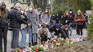 25. Januar 2022: Studentinnen und Studenten legen auf dem Campus im Neuenheimer Feld Blumen und Kerzen für die Opfer der Amoktat nieder.
