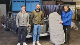 Der Auszubildende Lennart Eisenhauer (v. l.) sowie die Speedfire-Geschäftsführer Dominic Tassani (ab 1. Januar 2023) und Ingo Carle (bis 31. Dezember 2022) haben auch viel ehrenamtliche Arbeit in den Oldtimer gesteckt.