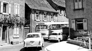 Die Schriesheimer Talstraße in der Nachkriegszeit. Hier, im alten Landkreis Mannheim, galt noch das Autokennzeichen „MA“. Auch das änderte sich 1973.