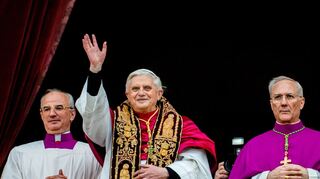 Papst Benedikt XVI. kurz nach seiner Wahl am 19. April 2005.