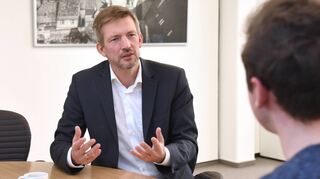 Stefan Schmutz in seinem Dienstzimmer im Ladenburger Rathaus: Beim Jahresinterview mit dem „MM“ ging es auch um Themen wie Stadtentwicklung, Klimaschutz oder Integration.