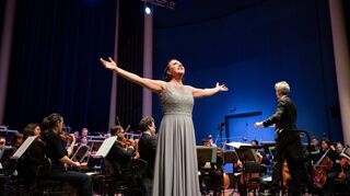 Julia Faylenbogen mit dem Nationaltheater-Orchester unter der Musikalischen Leitung von Salvatore Percacciolo.