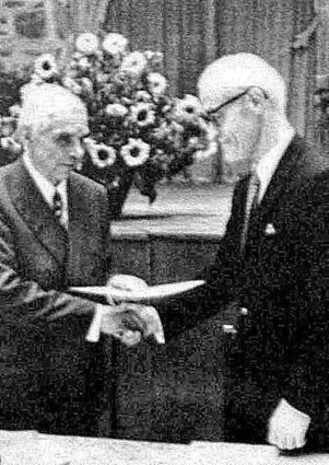 1973: Kreisrat Richard Freudenberg (l.) mit Georg Steinbrenner.