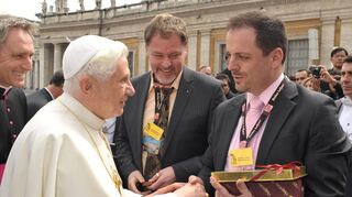 In der ersten Reihe bei Papst Benedikt: KAB-Diözesansekretär Ulf Bergemann (r.) und der Ortsvorsitzende der KAB Mannheim-Mitte, Spiros Lytras, im März 2010.
